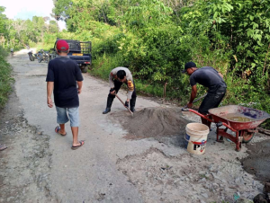 Polsek Dedai Bersama Warga Desa Lundang Baru Timbun Jalan